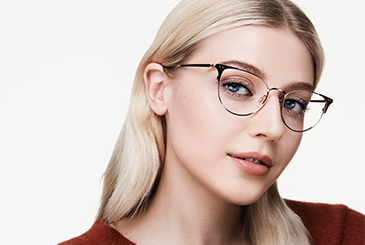 Imagen de una modelo con anteojos que representa las pruebas de productos para el área de los ojos que hace Mary Kay. 