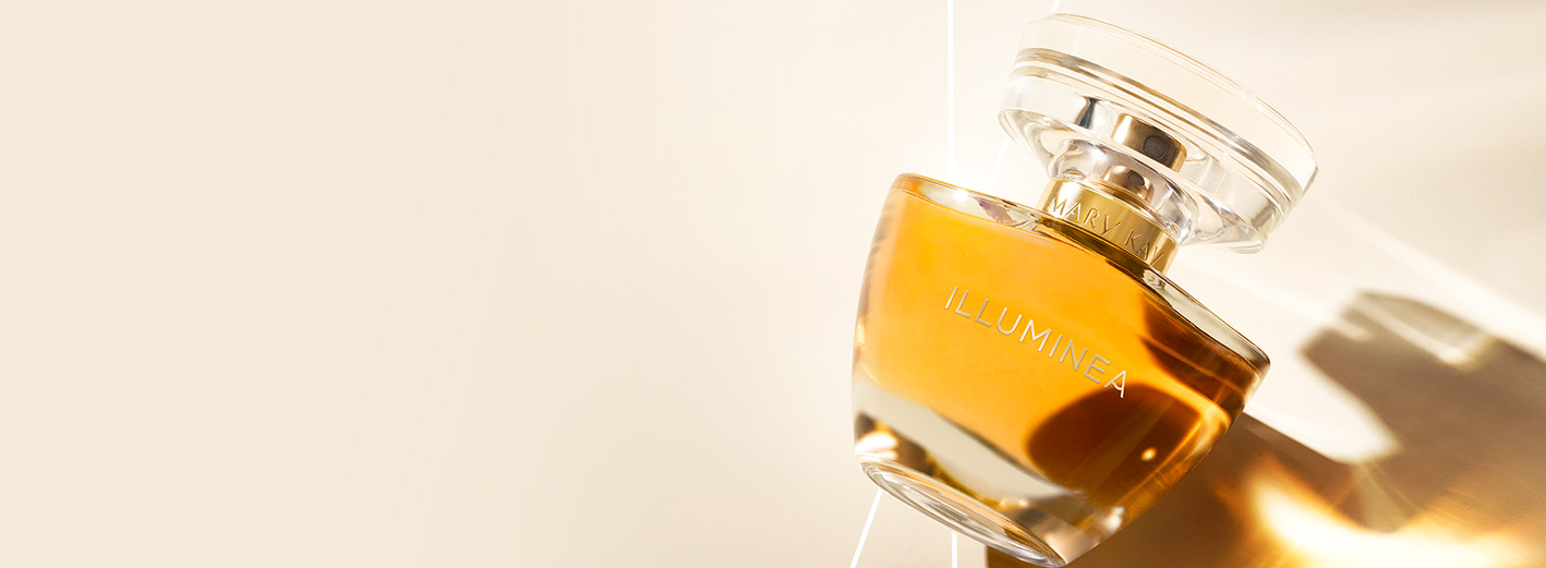 Imagen en primer plano de la botella de la fragancia Mary Kay Illuminea™ Extrait de Parfum traspasada por rayos de luz