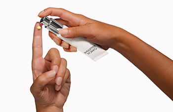 Una gota de Mary Kay Clinical Solutions™ Retinol 0.5 del tamaño de un guisante en el dedo índice de una mujer