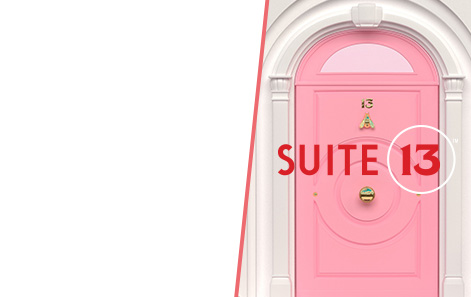 El logotipo de Suite 13™ superpuesto en una puerta rosa