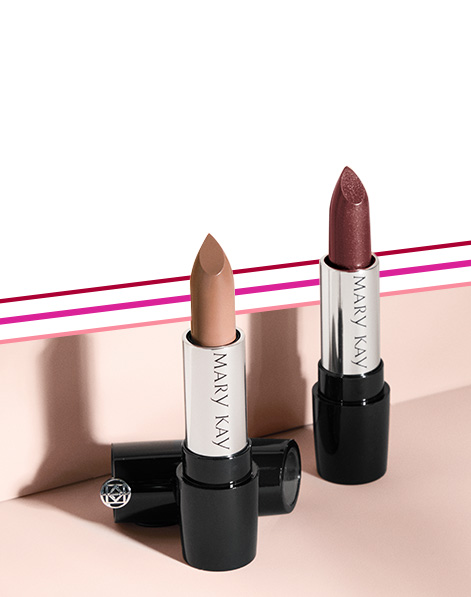 El nuevo Mary Kay® Gel Semi-Shine Lipstick en Downtown Brown y el nuevo Mary Kay® Gel Semi-Matte Lipstick en Subdued Nude acomodados en posición vertical contra un fondo de color rosa pálido