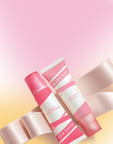 Mary Kay® Lip Balm Set de edición limitada con listón contra un fondo rosa