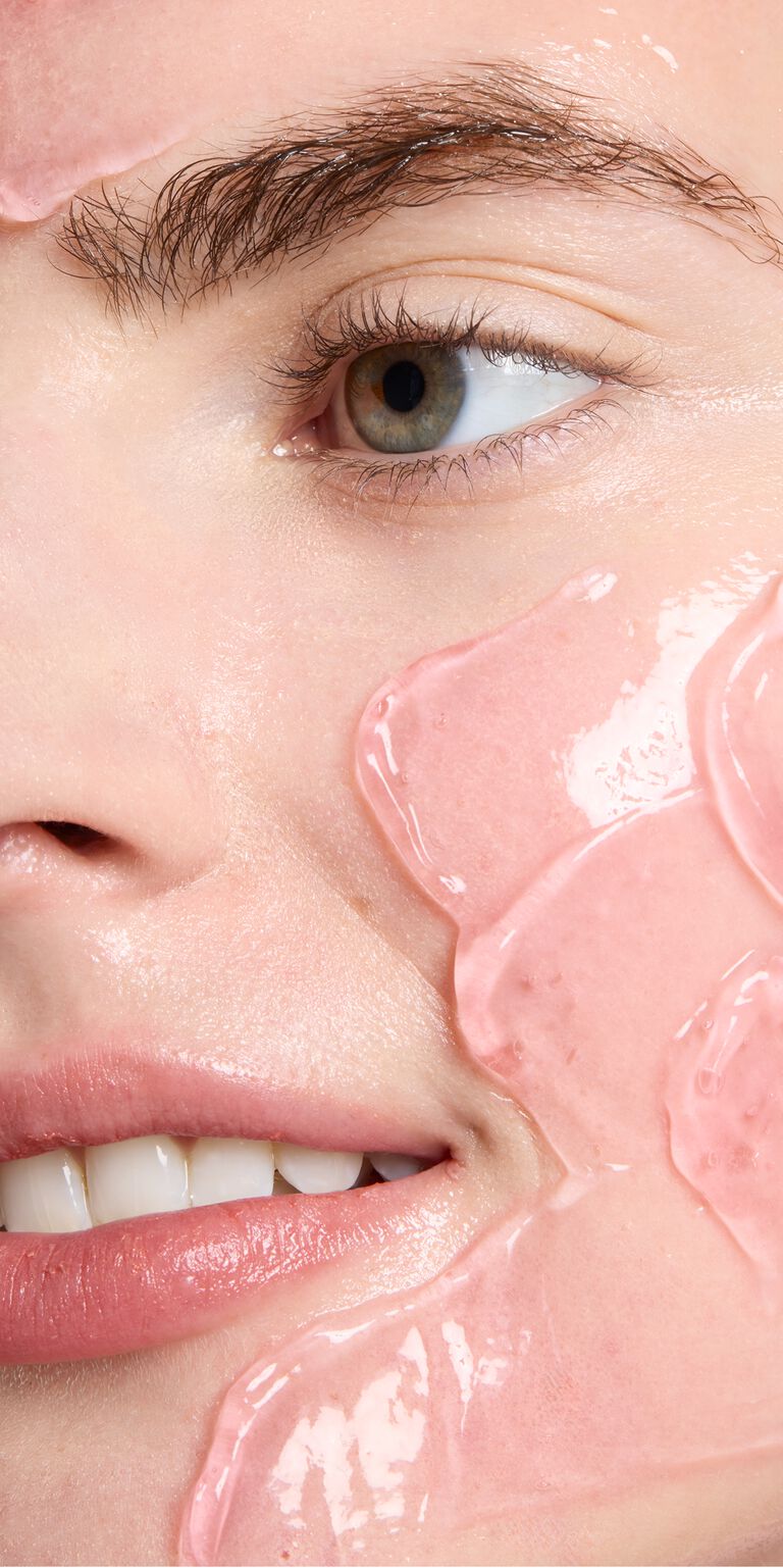 Primer plano de Mary Kay Collagen Moisturizing Gel en el rostro de una mujer.
