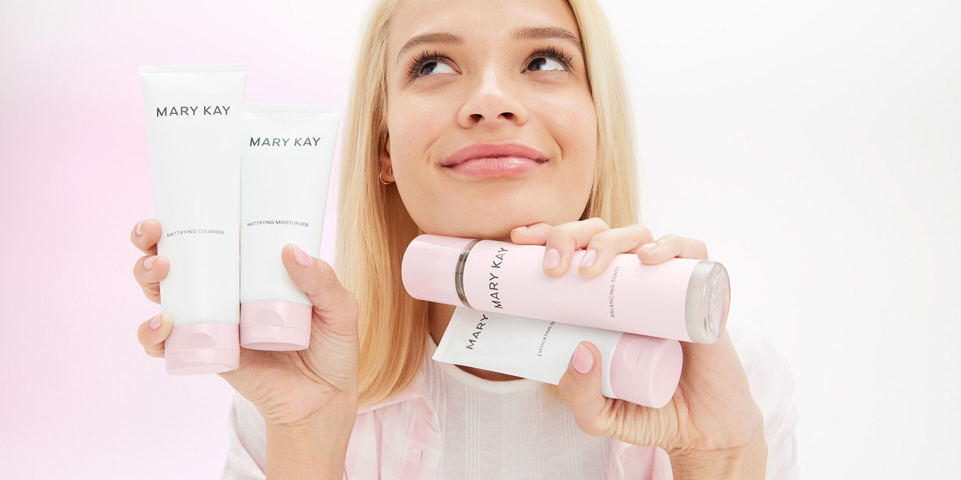 Modelo rubia sosteniendo los 4 productos de la l&iacute;nea Mary Kay Skin Care