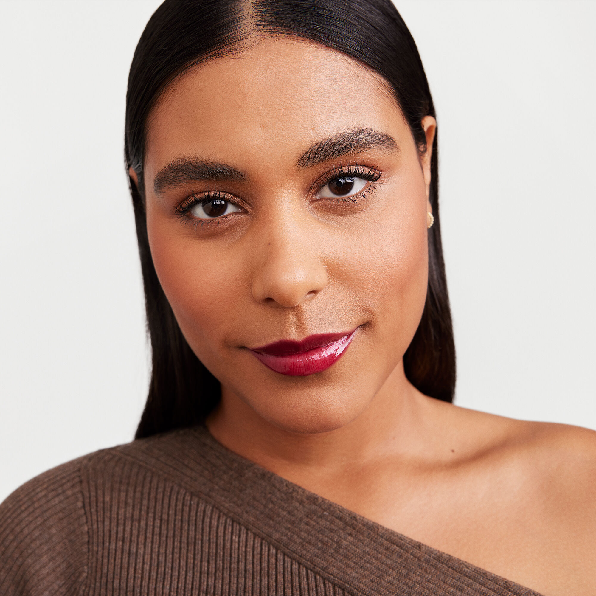 Modelo que lleva el look de maquillaje de artista de Mary Kay para oto&ntilde;o/fiestas Blackberry Vinyl.