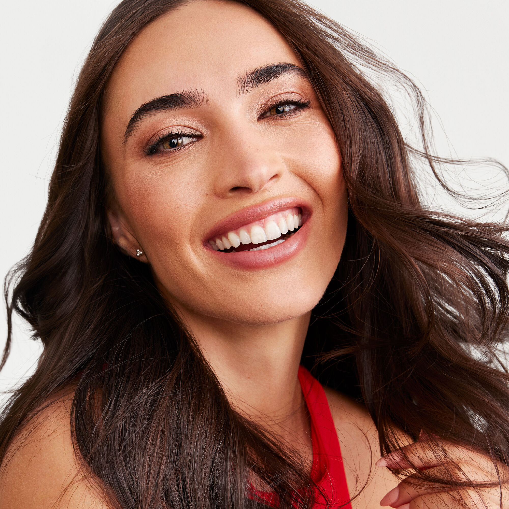 Una modelo casta&ntilde;a que lleva el look Saharan Dusk aparece sonriendo.