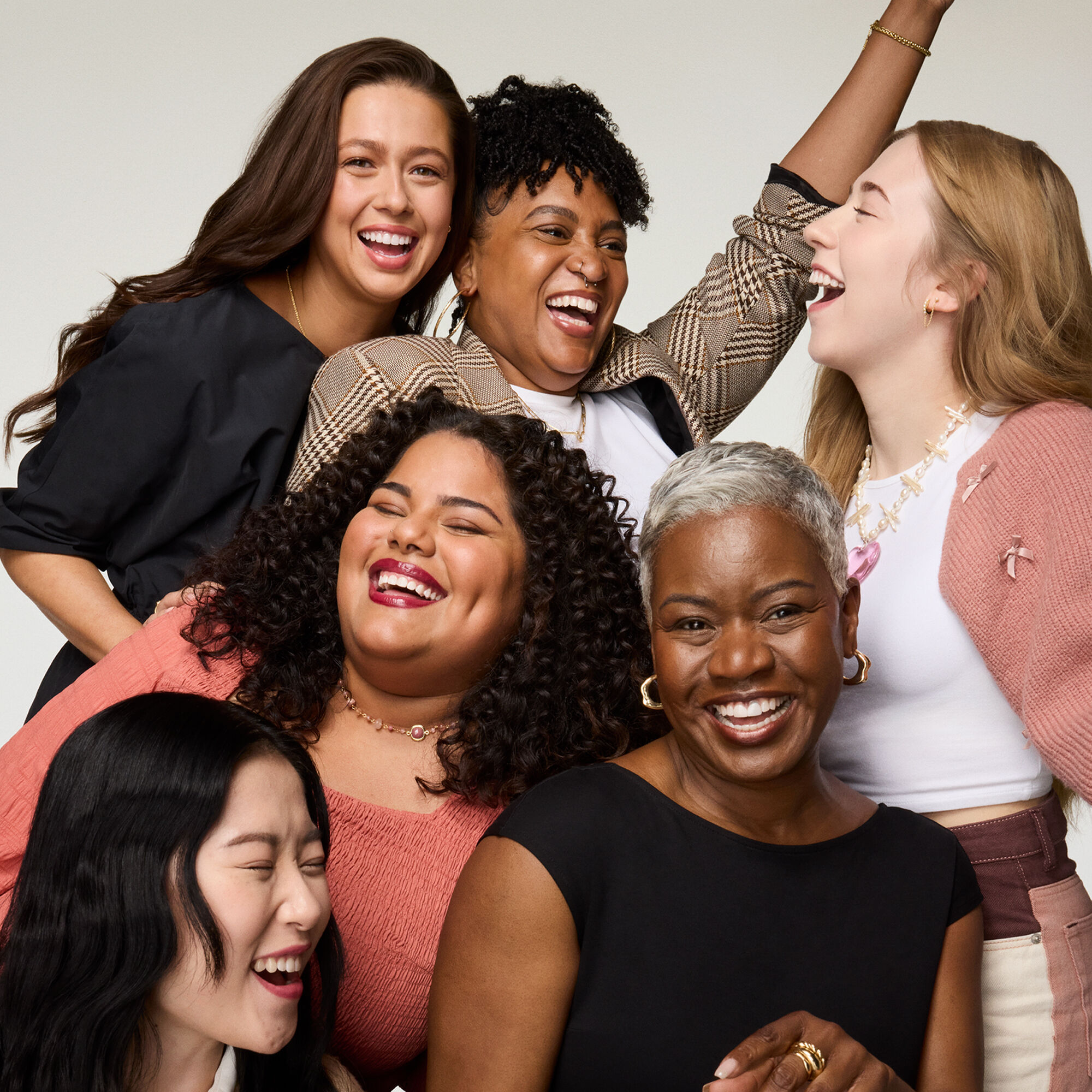 Un grupo de mujeres riendo y sonriendo juntas.