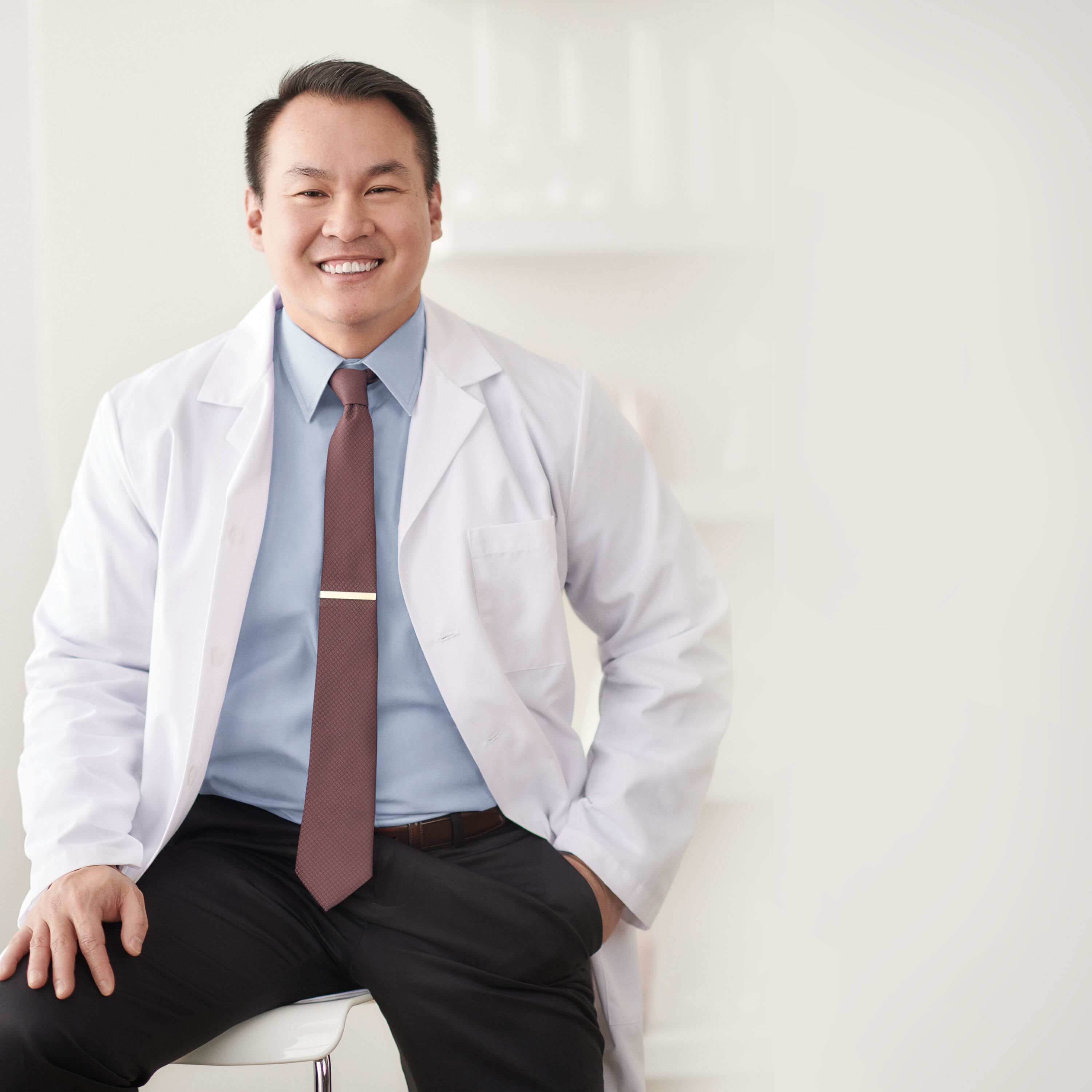 David Gan, Gerente S&eacute;nior de Investigaci&oacute;n, Investigaci&oacute;n Cl&iacute;nica y Acreditaci&oacute;n Cient&iacute;fica de Mary Kay, viste una bata blanca y sonr&iacute;e a la c&aacute;mara.