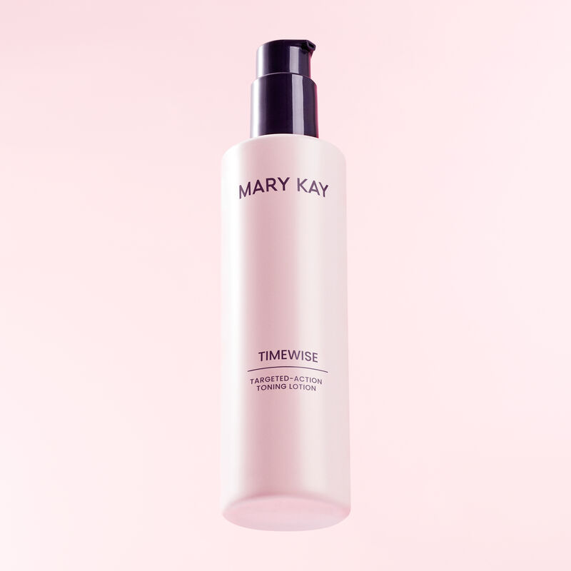 Botella deTimeWise Targeted-Action Toning Lotion contra un fondo rosa