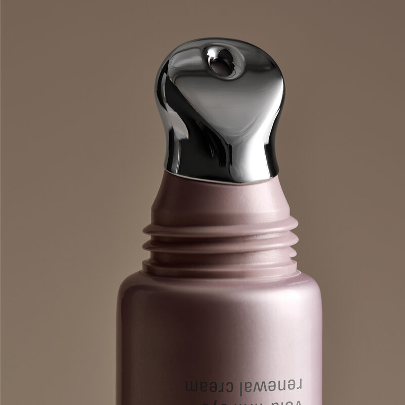 Primer plano del aplicador de Eye Renewal Cream sobre un fondo beige con sombras.