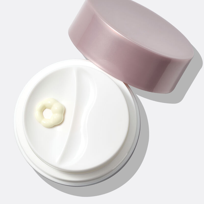 Imagen en primer plano del Night Treatment con el producto siendo dispensado.