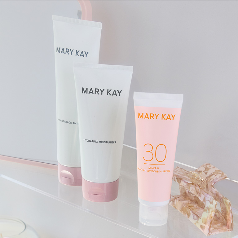 Productos Mary Kay Skin Care junto al Mary Kay Mineral Facial Sunscreen Broad Spectrum SPF 30