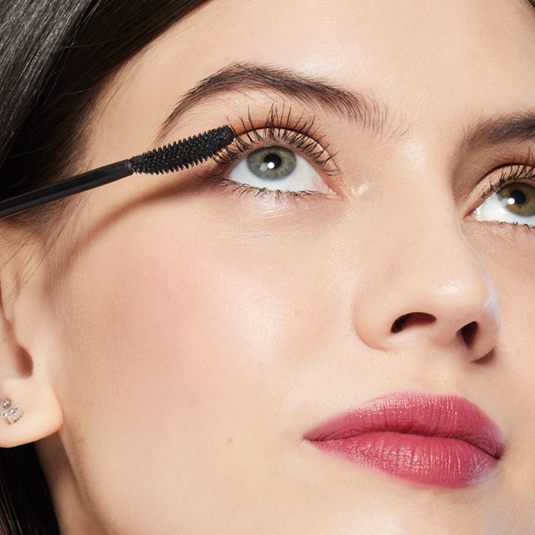 Modelo casta&ntilde;a aplicando Mary Kay Great Heights Mascara en sus pesta&ntilde;as