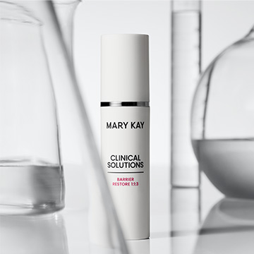 Frasco del Mary Kay Clinical Solutions Barrier Restore 1:1:3 rodeado de trozos de vidrio