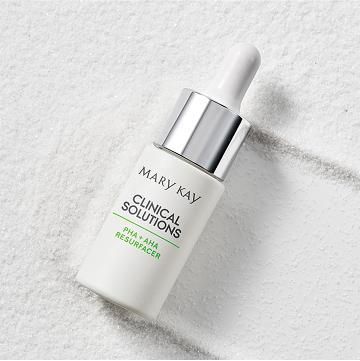 Mary Kay Clinical Solutions PHA + AHA Resurfacer sobre un fondo blanco texturizado