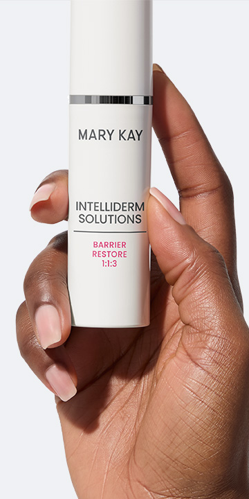 Una mano sostiene un frasco del Mary Kay Clinical Solutions Barrier Restore 1:1:3