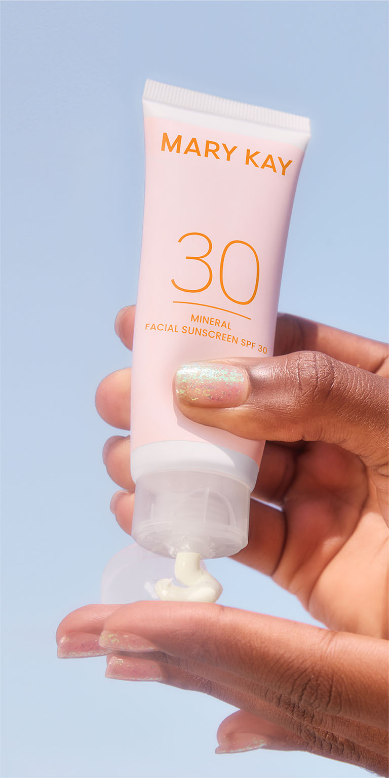 Mano de modelo exprimiendo el Mary Kay Mineral Facial Sunscreen Broad Spectrum SPF 30 en su mano