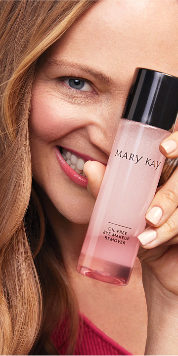 Modelo rubia sosteniendo el Mary Kay Oil Free Eye Makeup Remover sobre su ojo