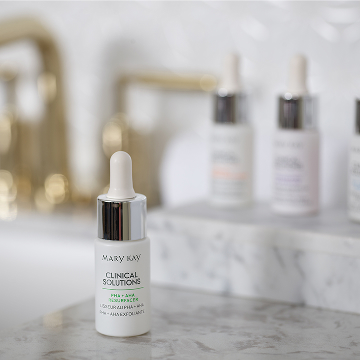 Mary Kay Clinical Solutions PHA + AHA Resurfacer sobre un mostrador de ba&ntilde;o
