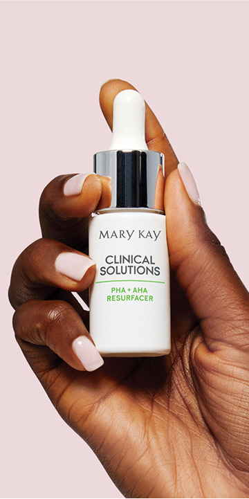Modelo sosteniendo el Mary Kay Clinical Solutions PHA + AHA Resurfacer