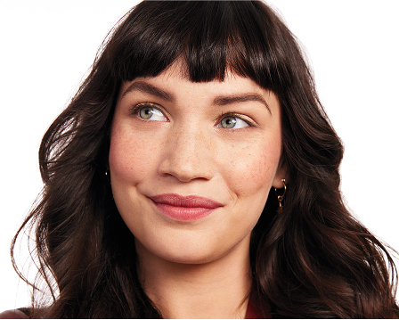 Imagen despu&eacute;s de que la modelo usa el Mary Kay Oil Free Eye Makeup Remover